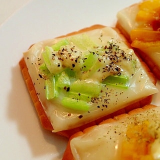 チーズと茎小松菜の焼きクラッカー